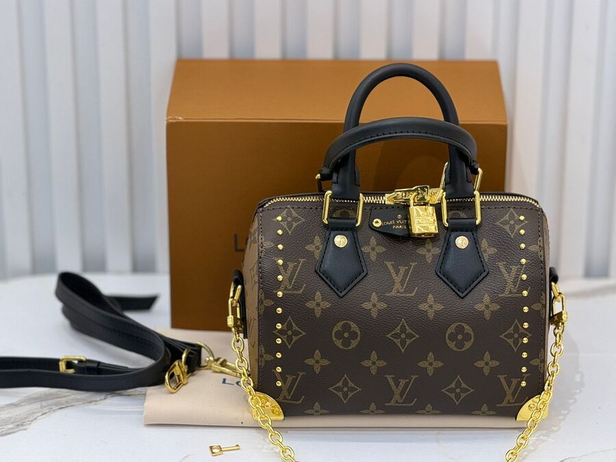 شنط Lv حجم القاعدة 20 سم