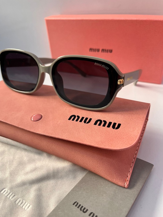 نظارة شمسية من miu miu