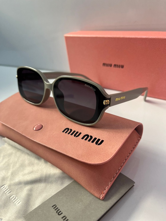 نظارة شمسية من miu miu