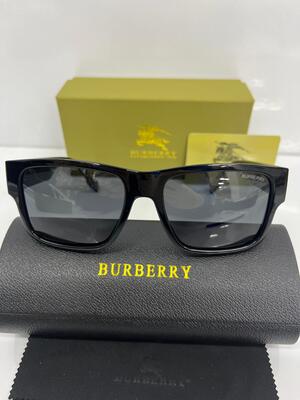 نظارة شمسية من BURBERRY