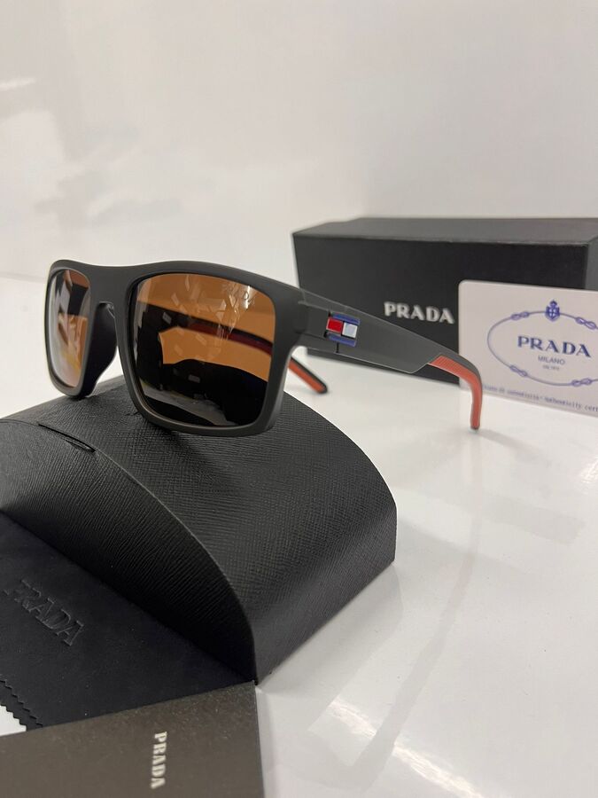 نظارة شمسية من PRADA